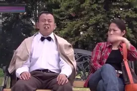 潘长江坐椅子上抽烟把姑娘给呛走了，却睡着把自己给点冒烟了 。