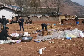 老爷爷一路走好，凉山彝族的习俗就是猪肉牛肉招待所有亲戚客人。