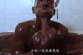 国外奇葩小伙亲自测试用600斤巧克力酱泡澡，网友：口味真重！视频封面