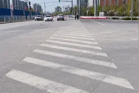 尴尬行人走到路中间绿灯突然变红灯，如果是你会怎么办呢视频封面