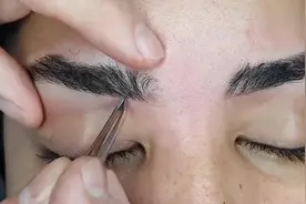 女子追求美丽，去美容院修剪眉毛，修完后颜值都提升了不少