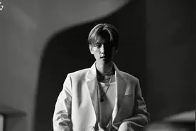 EXO边伯贤Solo出道专辑《City Lights》主打歌：《UN Village》视频封面