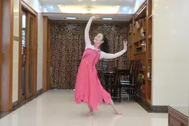 辣妈身穿粉色连衣裙家中跳舞，气质满分《其实女人的心最容易懂》视频封面