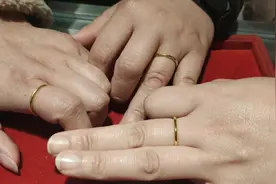 做三个黄金素圈戒指，见证三个闺蜜的友谊视频封面