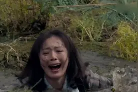 影视：美女为救好友使自己深陷沼泽地，只能等待死亡，太可怜了视频封面