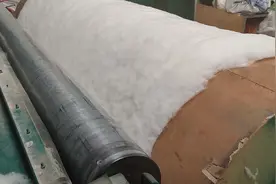棉花用机器是怎么弹的？笑笑妈妈在自已家中带你观看制作过程！视频封面