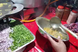 印度街头的奇葩糊糊小吃，调料像不要钱一样往里加，口味太重了！视频封面