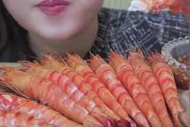 你见过不剥壳吃虾的吗，连头都没剥的那种