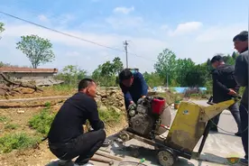 农村路面硬化后切割现场实拍，机器坏了要修理，俩师傅忙活了半天视频封面