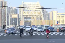 通知！过年期间兰州城区车行道停车泊位免费视频封面