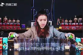 90后美女花式调酒，高颜值鸡尾酒激起周群少女心|高手在民间0119视频封面