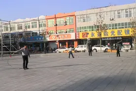 古代皇帝上朝甩鞭子，总算见识到了，5斤重的钢鞭爆发力十足。视频封面