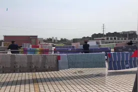 暖心！学生怕被子生霉，云端求助，辅导员在线“接单”帮晒被子视频封面