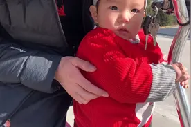 13个月宝宝爱上骑车，看这车技怎么样？视频封面