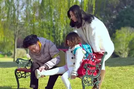 家庭剧 奶奶接孙女放学发现孙女鞋穿反了 指责老师照顾不周视频封面