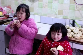 农村婆媳俩蒸红薯豆包，儿媳调馅婆婆负责包，蒸熟后仨孩子吃得香视频封面