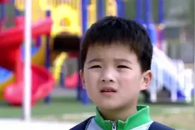 恋恋不忘：儿子不肯上车，父亲一个魔术，就让儿子乖乖听话！视频封面