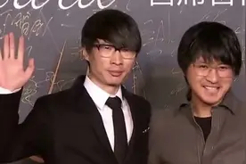 韩寒发文自嘲没人接机，沈腾调侃过气了，称韩寒粉丝下炕都费劲视频封面