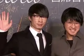 韩寒发文自嘲没人接机，沈腾调侃过气了，称韩寒粉丝下炕都费劲视频封面