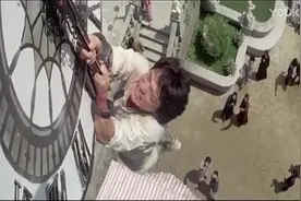 让成龙拍完电影都骨折的，好层楼高的地方成龙直接掉下去