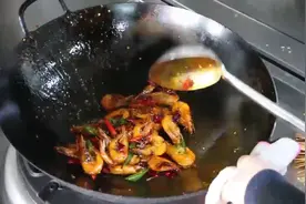 还不会做香辣过瘾的辣炒小海鲜？快来get一下师傅们的小技巧吧！视频封面