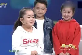 可爱的袖珍夫妻生了个正常宝宝，在外打工一年回家能看两次孩子！视频封面