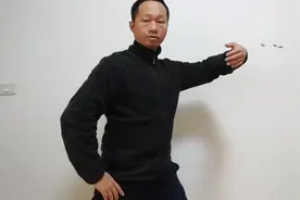我们每天马步转腰再加一个抬手，让腰部更健康肩部更灵活