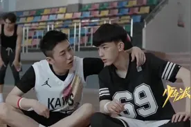 女生整天穿校服，谁料换上露脐上衣白色短裙，男生集体沦陷了