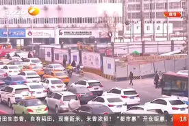 西安边家村十字围挡造成交通拥堵，相关部门做出措施缩减施工围挡视频封面