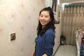 秀秀在家独自一人开始作妖了，展示自己身材搭配衣服，真是太自恋