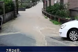 「直击“烟花”」杭州萧山：水漫至路边 消防队员进行搜寻救援图片