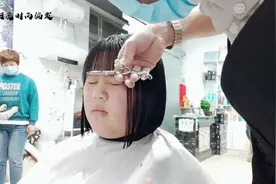 胖脸小妹妹换一款瘦脸的发型 在妈妈的劝说下剪了 剪完妈妈很好看