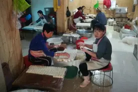 云南建水，一家几代人传承做豆腐，上了央视《舌尖上的中国》视频封面