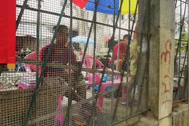 中缅边境，缅甸妇女隔着铁丝网隔离栏卖烟，直言中国男人的钱好挣视频封面