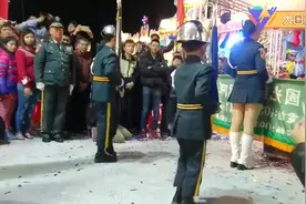 中国台湾省仪仗队表演，小孩领队耍花枪，网友：别划到前面姐姐了