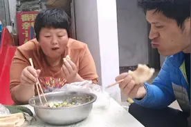 震惊头条的240斤胖娘们在这里，一盆猪头肉拌黄瓜卷煎饼是真绝！视频封面