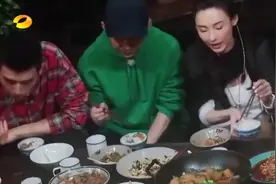 黄磊太宠张子枫了，想吃肉立马给她夹大块的。视频封面