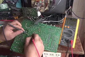 电视通电红灯亮屏幕不亮，阿明用电脑可以修好吗？视频封面