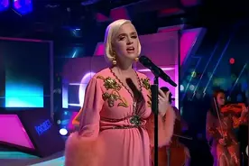 水果姐Katy Perry澳洲现场动情首唱怀孕官宣新单Never Worn White