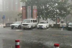 北京下午4点暴雨，井盖：我已经镇不住妖气了！视频封面