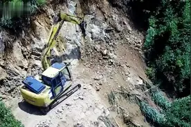 原始大山深处：路过的无人机发现1辆挖掘机，去看看他在这干嘛？视频封面
