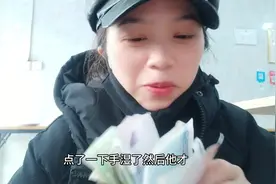 29岁女孩摆摊卖粥的年末最后一天，大叔的一个动作让我想起了奶奶视频封面