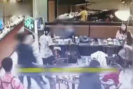 情侣当众亲热被人阻止，情侣反怼：你不亲热哪来的孩子？视频封面