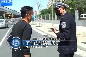 左看右看，晓辉都没看到他双手握着方向盘！这是练“撒把”呢？视频封面