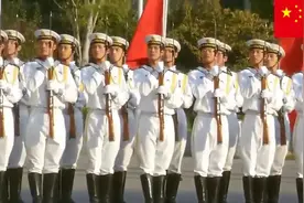 中国解放军仪仗队接受检阅，三军战士士气如虹，军容严谨十分威武视频封面