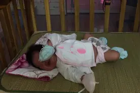 刚满月的宝宝睡觉，使劲哼哼唧唧，各种伸各种扭，好可爱视频封面