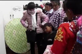 贵州农村姑娘出嫁，娘家人陪嫁了一张大床，不好搬啊视频封面