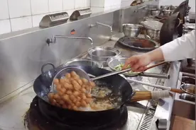 老菜的秘法，口感超棒的焦溜丸子，怎么做才能焦脆程度保持的更久视频封面