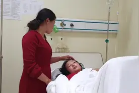 老挝大姐在医院抢救 亲戚去看望她视频封面