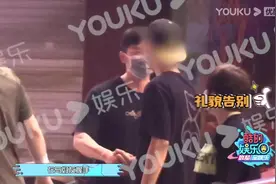 童瑶与老公王冉低调同框 深夜众人聚会两人无交流视频封面